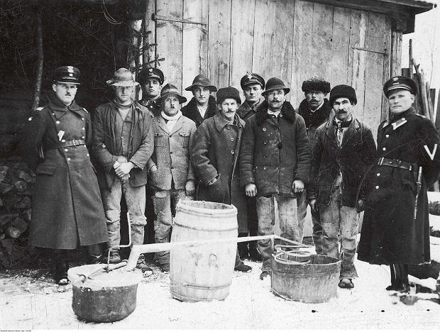 Поліція затримала самогонщиків, 1920-ті роки