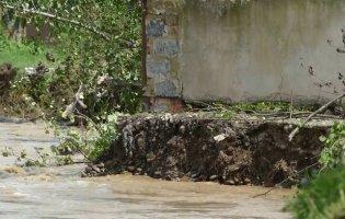 Вражаюче відео зсуву ґрунту в Карпатах