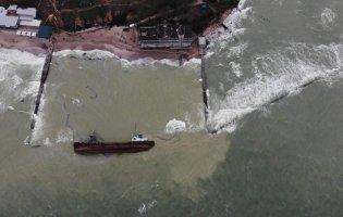 В Одесі через витік палива з танкера закрили пляж