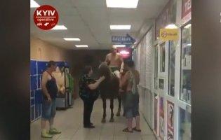 У Києві голий чоловік на коні заїхав у супермаркет за пивом