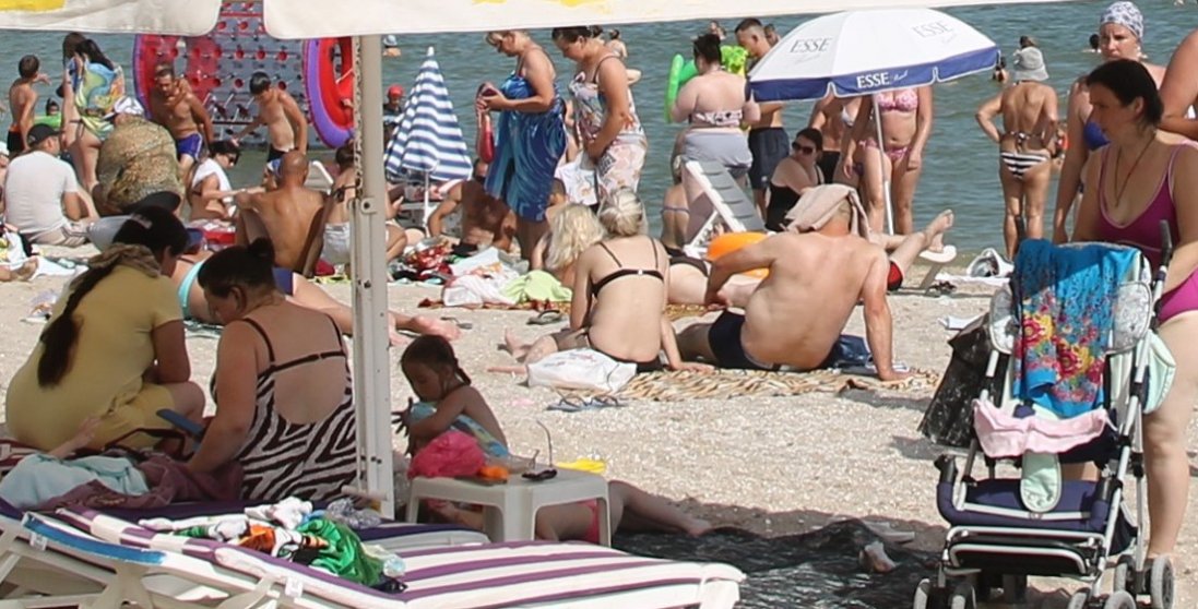 Які там норми карантину: пляжі Одеси переповнені відпочивальниками