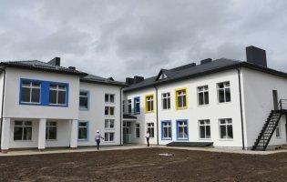 «Приємно вражений виконаною роботою», — міністр Чернишов проінспектував будівництво дитсадка біля Луцька