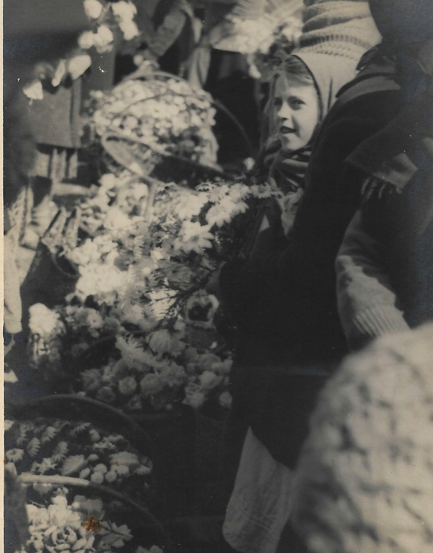 Дівчинка продає квіти