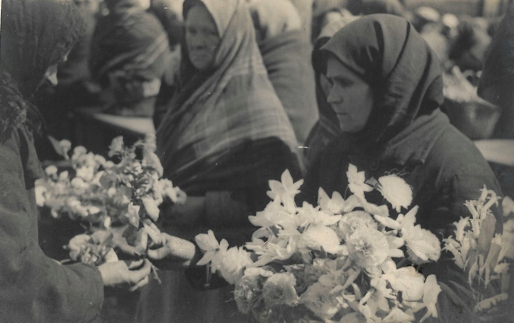 Жінки продають букети з квітами