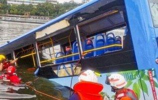 Автобус з дітьми впав у озеро: десятки загиблих