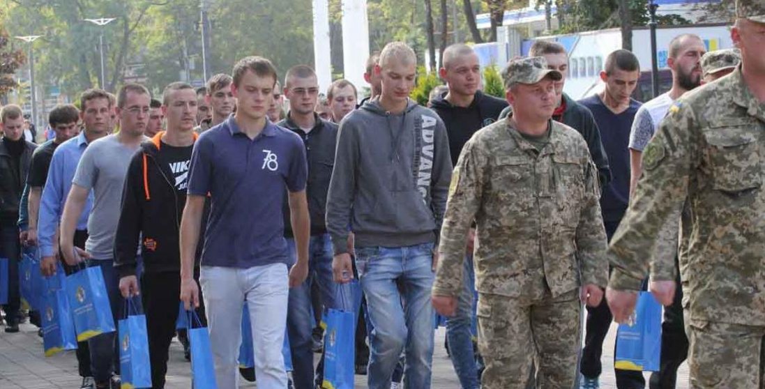 В Україні масово призивають випускників шкіл до армії
