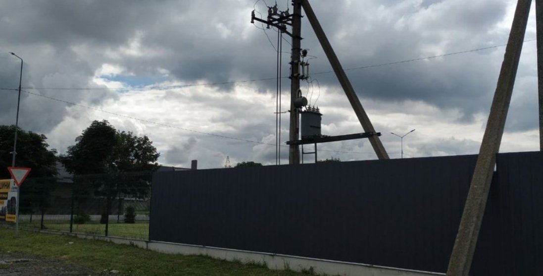 Уразило струмом у 10 тисяч вольт: відомі подробиці смерті чоловіка біля Луцька