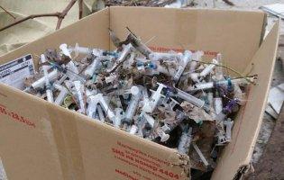 Тонни використаних шприців та масок: у Луцьку територію лабораторії закидали медичним сміттям