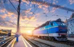 «Укрзалізниця» відновлює роботу: повний список поїздів і розклад