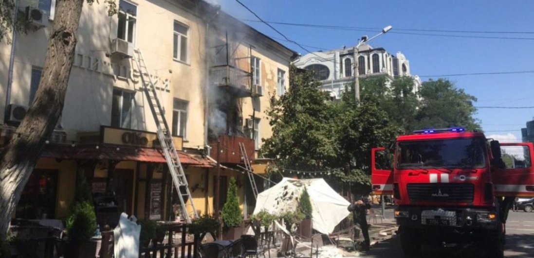 В Одесі згорів цілий поверх будинку: люди бігли в піжамах, без одягу, грошей