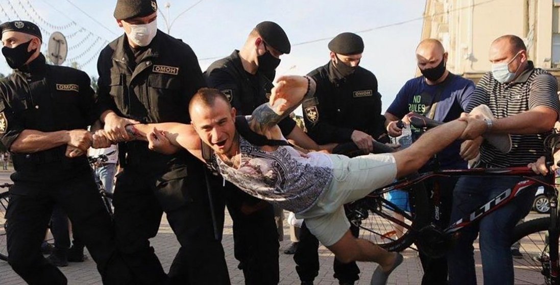 Відбивали затриманих: у Білорусі протести закінчилися сутичками