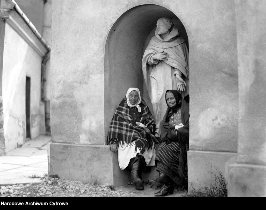 Жінки біля храму в місті Городок