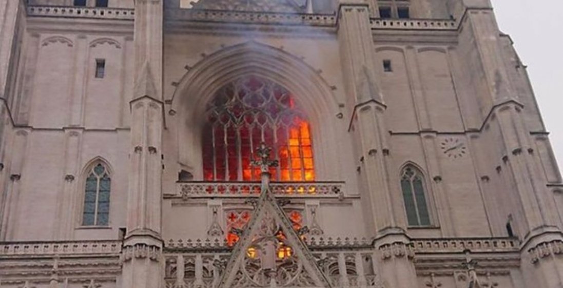 У Франції палає один із найграндіозніших соборів Петра і Павла