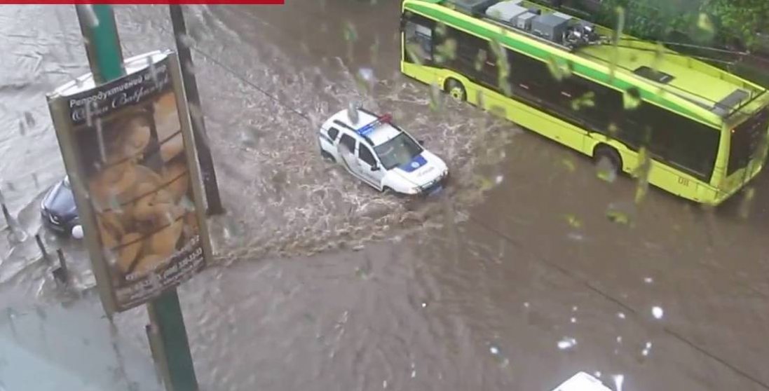 Злива затопила ринок і вулиці Хмельницького