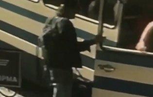 З'явилося відео, як терорист у Луцьку зайшов в автобус