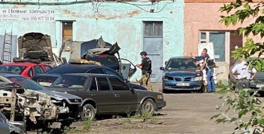 Полтавський автовикрадач, що захопив у заручники полковника поліції, їде в сторону Києва