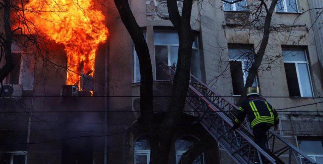 Згоріла на очах у пожежників: горить багатоповерхівка в Києві