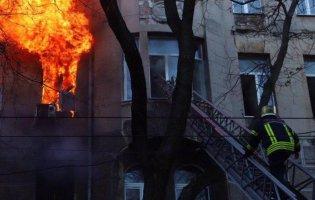 Згоріла на очах у пожежників: горить багатоповерхівка в Києві