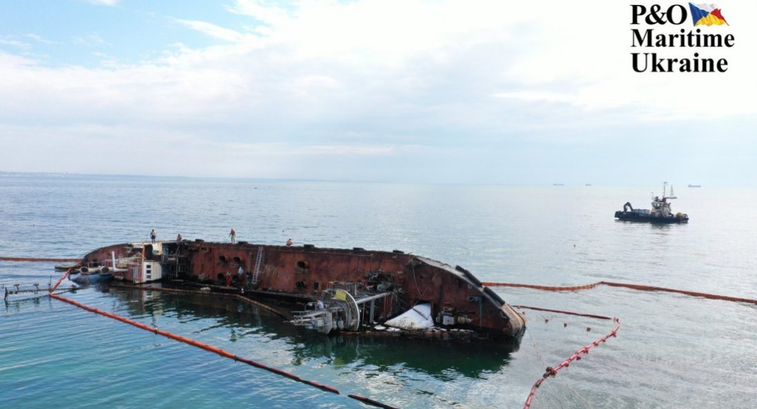 В Одесі намагаються підняти затонулий танкер