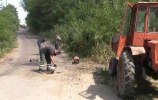 Селяни не чекали допомоги держави і самотужки ремонтують дорогу