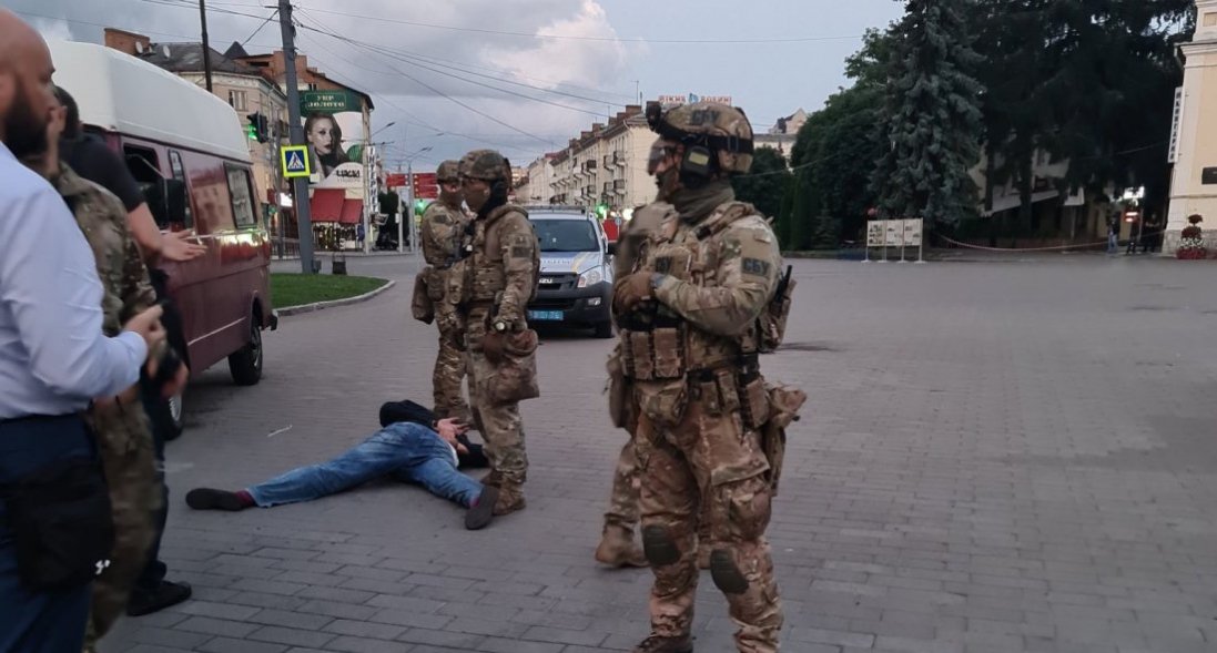 Захоплення заручників у Луцьку: чому снайпер не вбив терориста