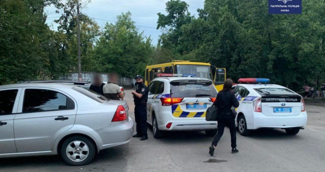У Києві молодики вкрали маршрутку та каталися на ній по місту