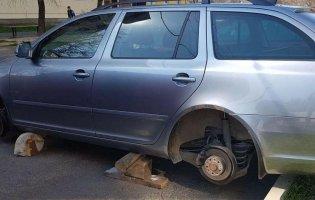У Києві під відділком поліції обікрали авто