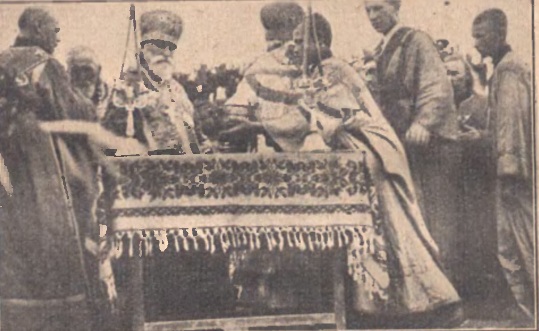 Православний єпископ освячує воду із р. Луги, 1938 р.