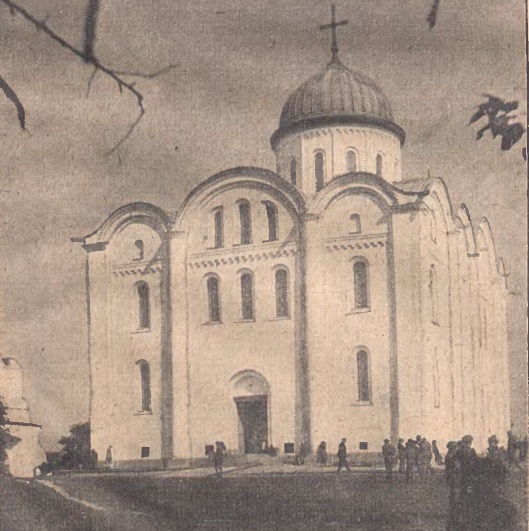 Волиняни біля Успенського собору у Володимирі-Волинському.
