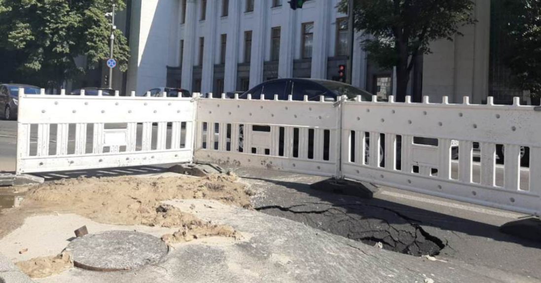 У Києві біля ВРУ на дорозі - величезна яма