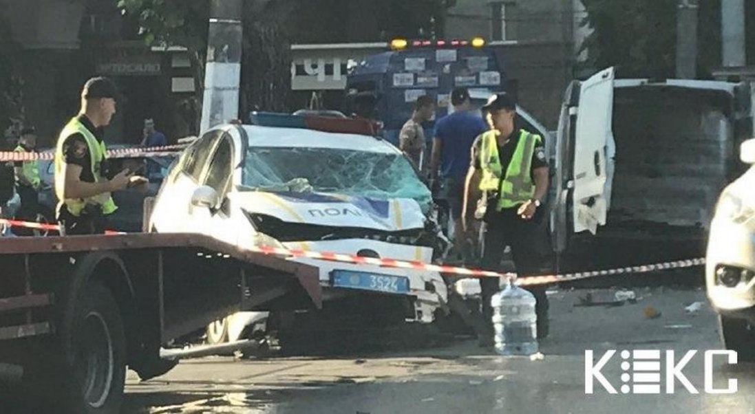 Аварія в Одесі: авто поліції та мікроавтобус розтрощені