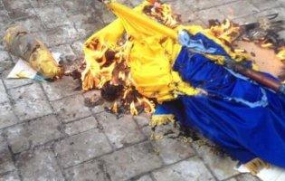 На Луганщині п’яний вандал публічно спалив український прапор: що йому загрожує