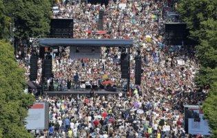 «Найбільша теорія змови»: у Берлині  20 тисяч людей зібралися на антикоронавірусний мітинг
