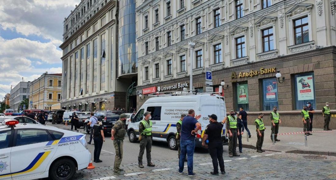 Які вимоги терориста, що погрожує підірвати банк у Києві
