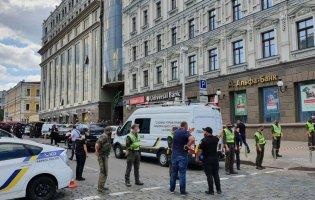 Які вимоги терориста, що погрожує підірвати банк у Києві