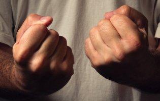 Попросив правильно надягнути маску: в Запоріжжі покупець напав охоронця