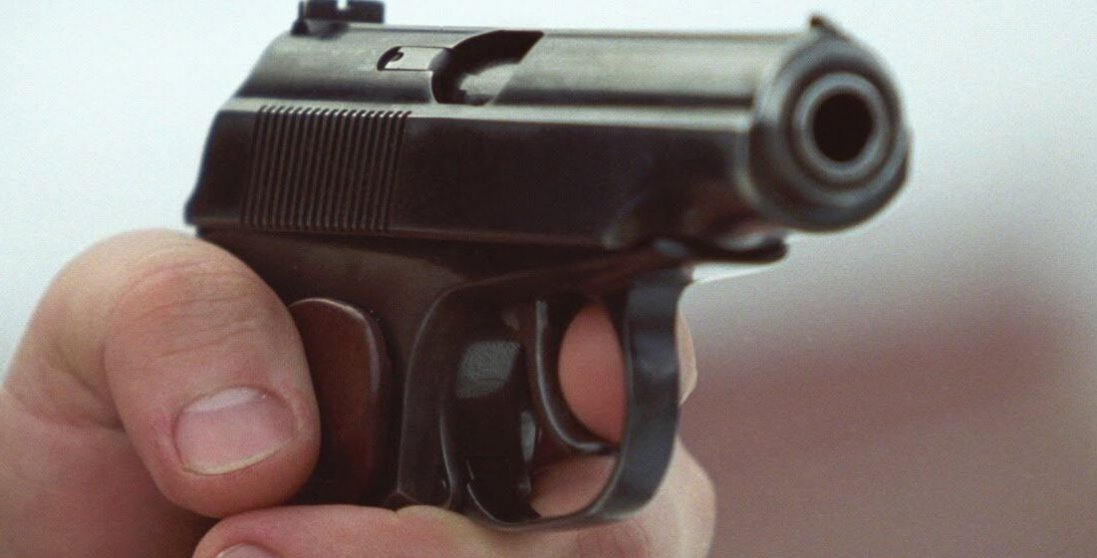 На Київщині чоловік влаштував стрілянину: постраждала 20-річна дівчина