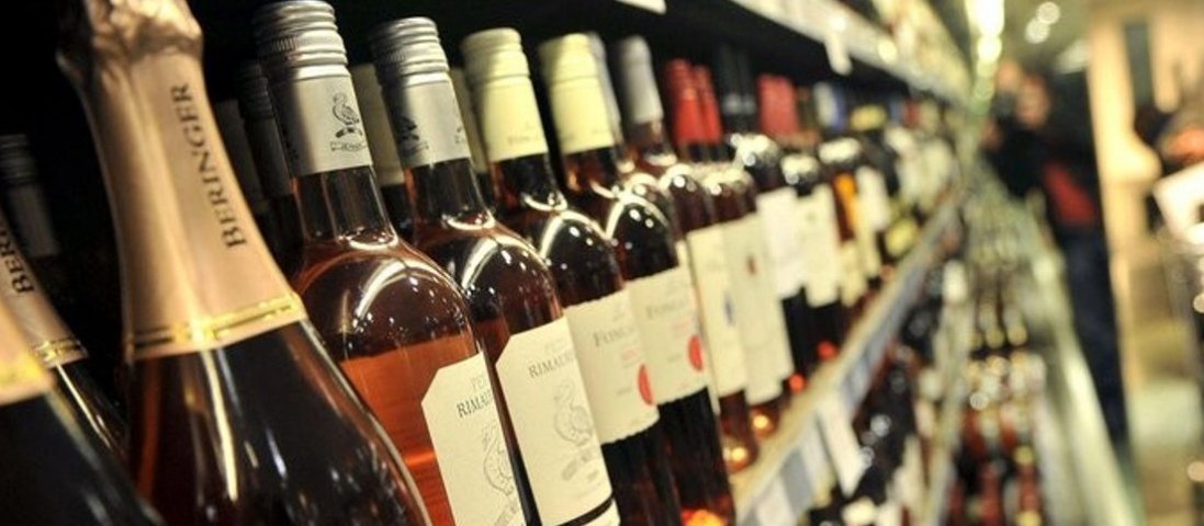 У Луцьку магазини спіймали на продажі «нічного» алкоголю