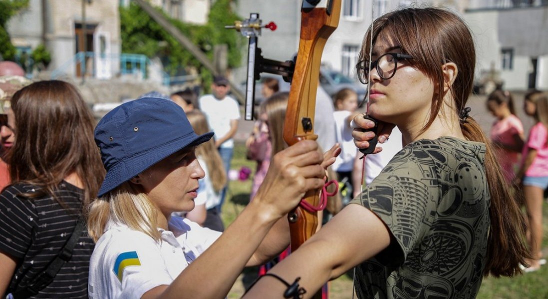 Як золота призерка «Ігор нескорених» навчає молодь у Луцьку стріляти з лука