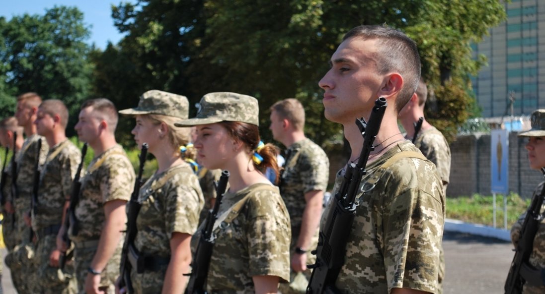 «Україна в нас одна»: як у Луцькому НТУ курсанти складали присягу