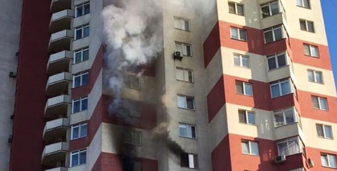 Люди налякані: у Києві знову горить багатоповерхівка