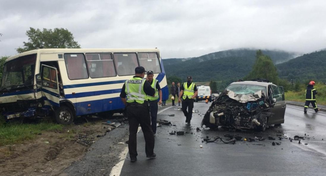 На Львівщині зіткнулися автобус та легковик: є загибла та постраждалі