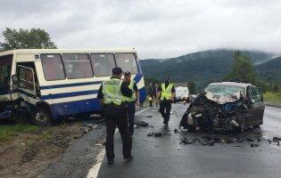 На Львівщині зіткнулися автобус та легковик: є загибла та постраждалі