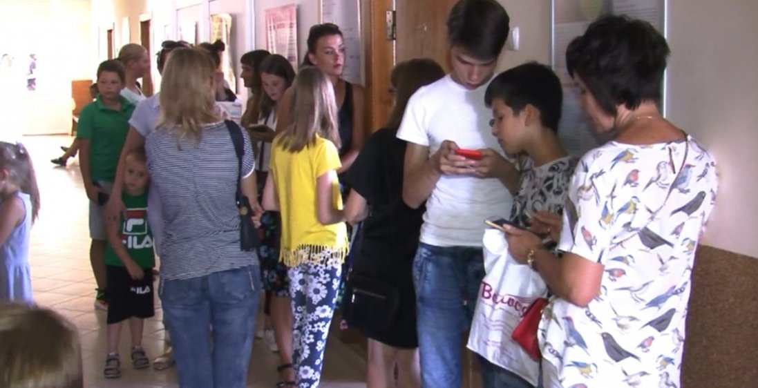 Українські школярі стоять в  чергах у розпал COVID-19… за довідками