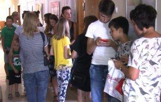 Українські школярі стоять в  чергах у розпал COVID-19… за довідками