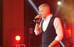 Луцький шоумен привітав Україну з днем народження піснею