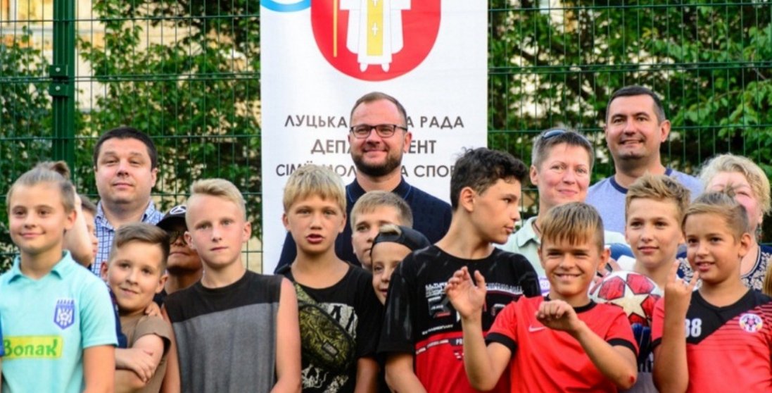 Щоб діти з користю проводили час: в Луцьку відкрили спортивний майданчик