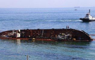 «Можна заплисти на човні»: у затонулому в Одесі танкері - величезна пробоїна