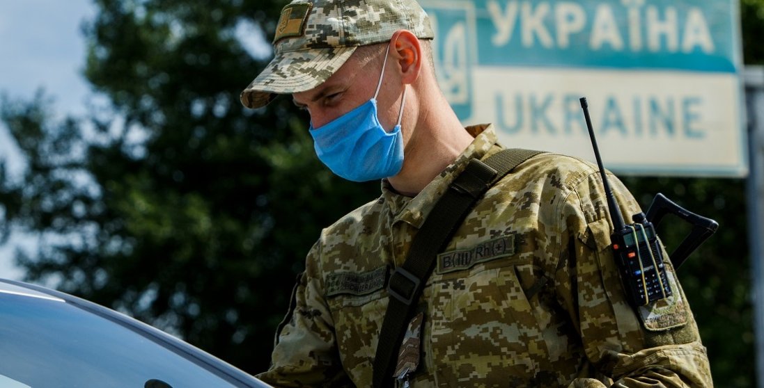 Україна заборонила в'їзд іноземцям: кому і доки