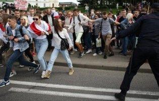 У Мінську студенти пробивалися крізь кордони силовиків, щоб дістатися центру міста